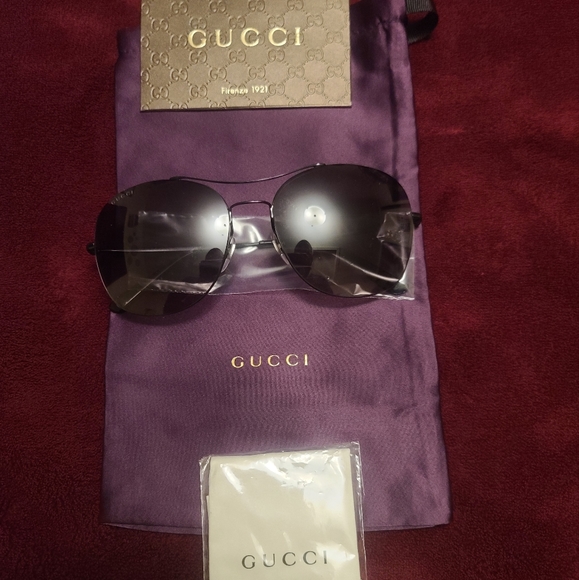 Women's Gucci Sunglasses - Picture 2 of 8